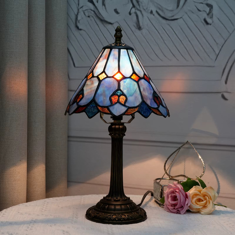 Buntglas-Tischlampe im Barock-Stil mit blauem Glasschirm und Bronze-Sockel, Höhe: 36,5 cm, Breite: 20,3 cm - Bild 4