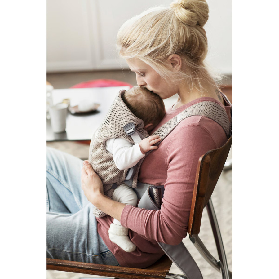 Babybjörn Babytrage Mini 3D Mesh Bauchtrage in Beige/Natur aus Polyester mit Blickrichtung nach vorne und zum Tragenden - Bild 2