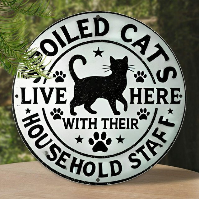 Potdemiel Metallschild Spoiled Cats Live Here with Your Household Staff Wandkunst Weiß B/H: 20,3 x 20,3 cm - Bild 1