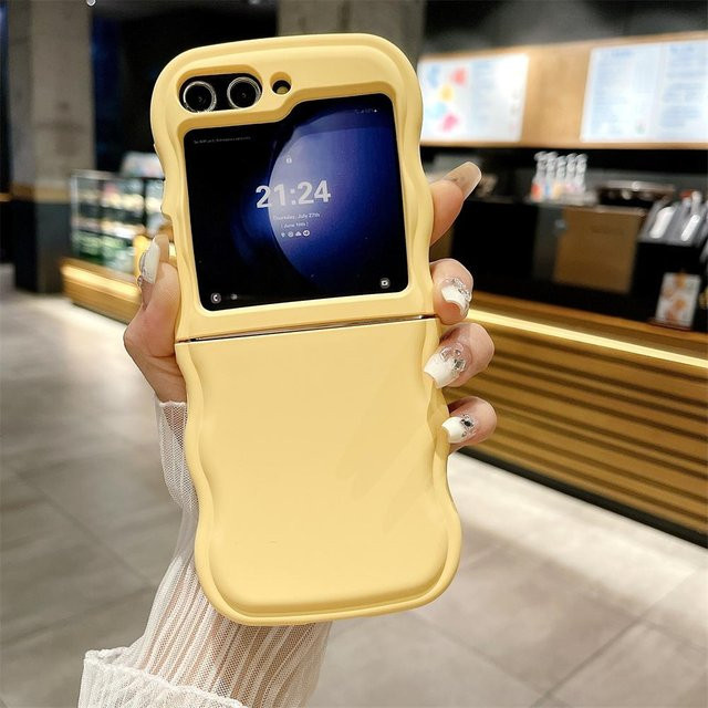 Stoßfeste Wellen Hülle für Samsung Galaxy Z Flip 6, Z Flip 4 und Z Flip 3 in Gelb - Bild 1