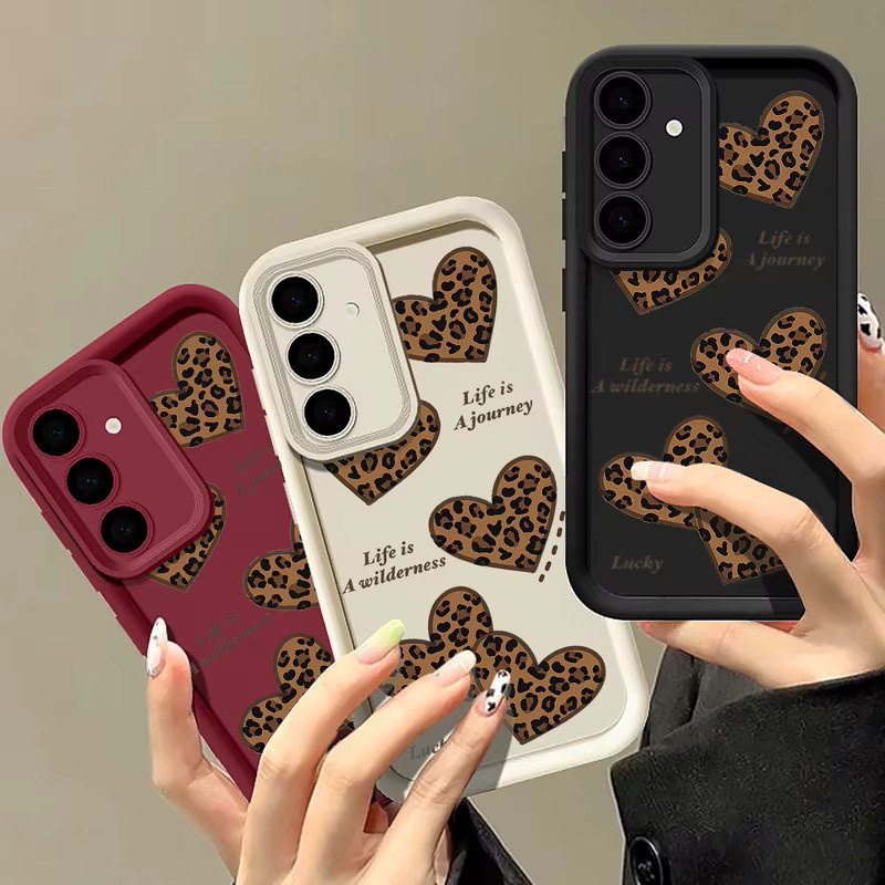 Handyhülle mit Retro Leopard Print und Herzen für Samsung Galaxy S25 S24 S23 S22 Ultra FE A55 A54 A16 A15 in Multicolour und Weiß - Bild 1