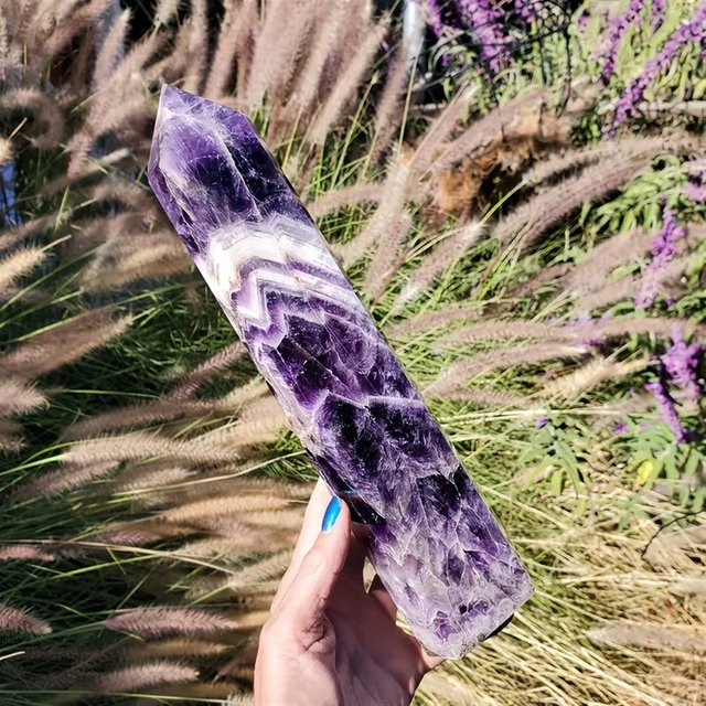Natürlicher Amethyst-Spitzenturm in Lila als dekorativer Naturkristall für dein Zuhause - Bild 1