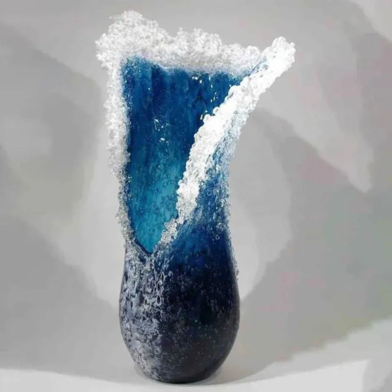 Moderne wellenförmige Vase aus Kunstharz in Ozeanblau mit abstrakter Riss-Optik zur Dekoration - Bild 1