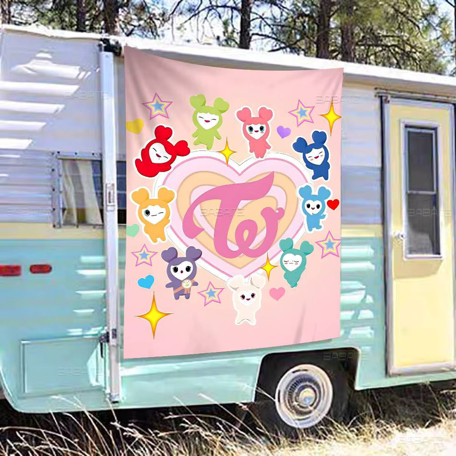 Potdemiel Kpop Twice Cartoon Wandbehang in Multicolour als dekorativer Banner für deine Raumdekoration - Bild 3