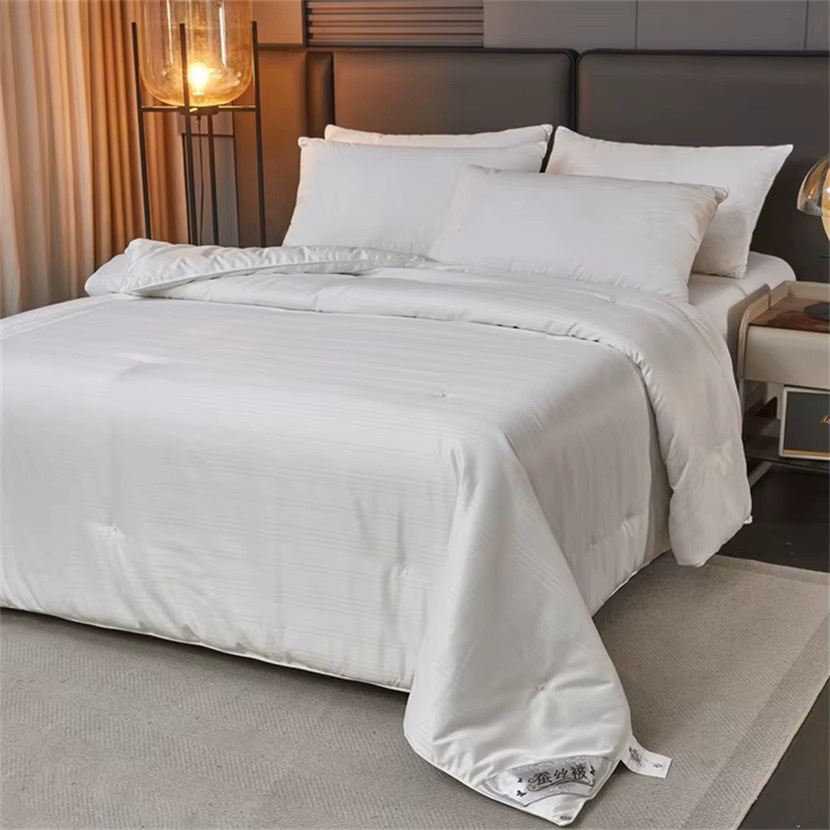 Dreamreal Steppdecke aus Maulbeerseide mit 100 % Seidenfüllung und Baumwollschale, atmungsaktiv für alle Jahreszeiten, Grau und Weiß - Bild 4