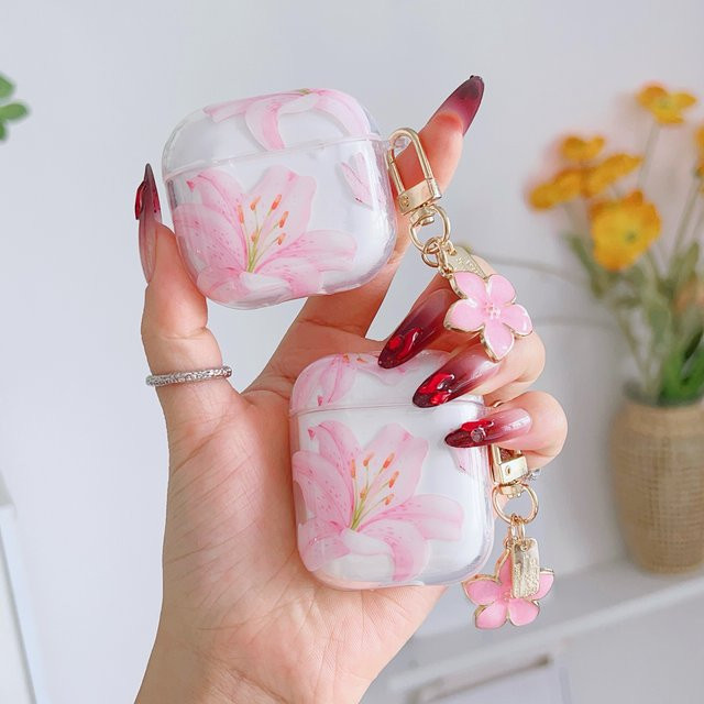 Pink Lily Flowers Kopfhörerhülle für Apple AirPods 4, 3, 2, 1 und AirPods Pro 2 in Pink und Weiß - Bild 1