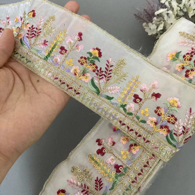 Weißes Stickerei Spitzenband mit Pailletten und Blumenmuster im Vintage-Stil, Breite: 6,5 cm - Bild 1