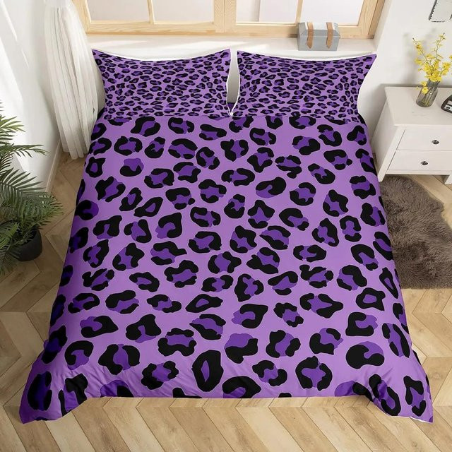 Bettwäscheset Your Warm Home mit Leopardenmuster in Lila, bestehend aus 1 Bettbezug und 2 Kissenbezügen aus Polyester, B/H: 135 x 200 cm, Kissenbezüge: 50 x 70 cm - Bild 1