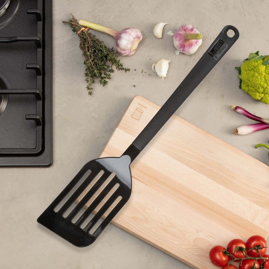 Fackelmann Chefkoch Pfannenwender mit Schlitzen aus Nylon in Schwarz, Länge: 33 cm - Bild 2