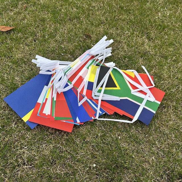 WIKHOSTAR Welt Länderflaggen Girlande mit 48 Stück Nationalflaggen für die Fußball-Weltmeisterschaft, Mehrfarbig, B/H: 14 x 21 cm - Bild 1