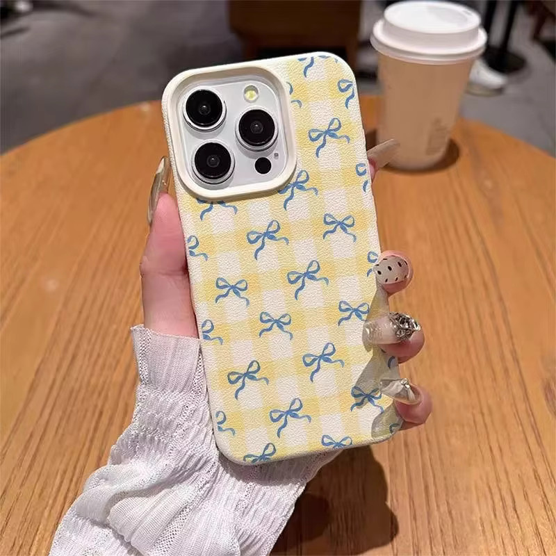 Handyhülle mit gelbem kariertem Blau-Schleifenmuster und Lychee-Textur für iPhone Modelle von 11 bis 17 Pro Max von SKCCM - Bild 2