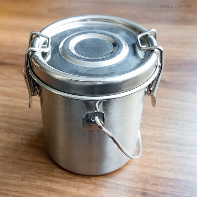 Lonely Finger Pinselreiniger aus Edelstahl in Silber mit versiegeltem Deckel und abnehmbarem Filternetz - Bild 1
