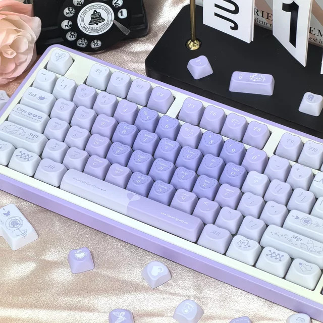 MAIMOOO PBT-Tastenkappen im romantischen Stil mit Herz-Design und Farbverlauf Lila für mechanische Tastaturen, 120 Tasten - Bild 1