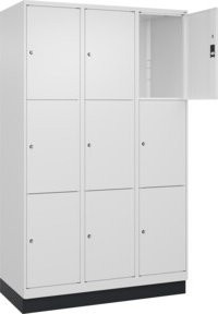 C+P Schließfachschrank Classic PLUS mit Sockel, 3 Abteile, Farbe: Verkehrsweiß und Anthrazit, B/T/H: 120 x 50 x 195 cm - Bild 1