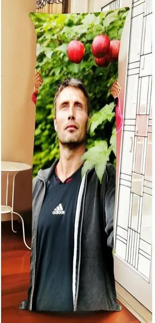 Kissenhülle Mads Mikkelsen von HEARMNY, rechteckiger Körperkissenbezug aus Polyester, Mehrfarbig, B/H: 35 x 45 cm - Bild 1