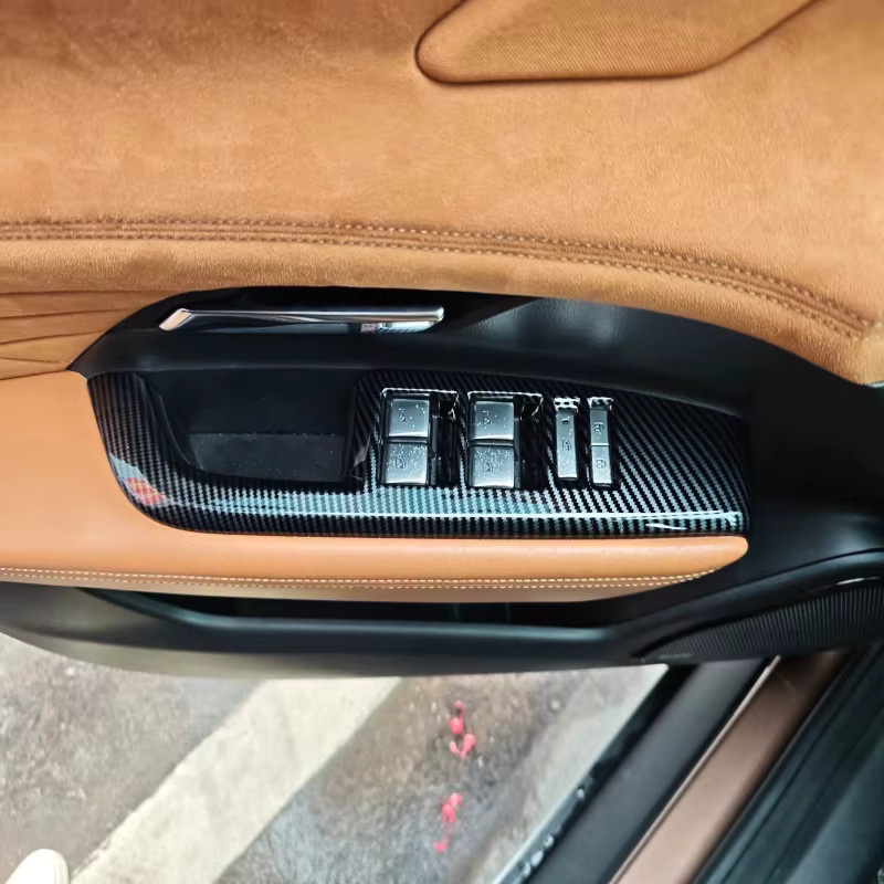 Carbon-Faser Innenausstattung Set für Mazda 6e EZ-6 2024 2025 in Schwarz mit Lenkrad-Abdeckung, Fensterheber-Schalterabdeckung und Schalthebel-Panel von Iyacath - Bild 2
