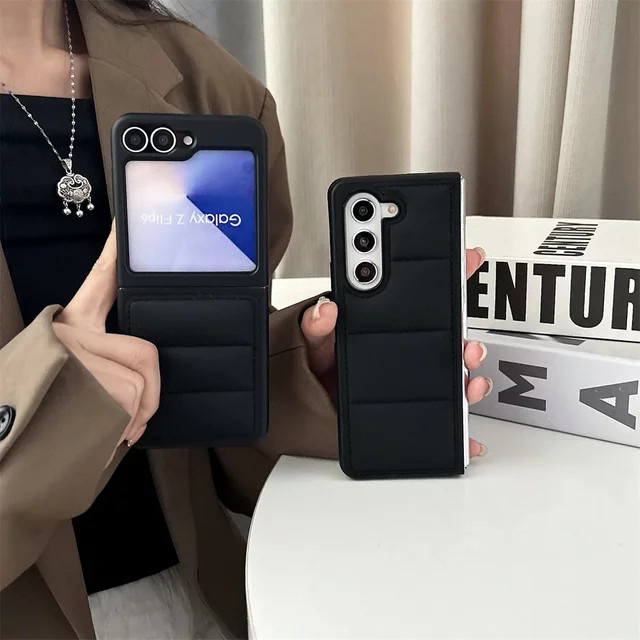 Stoßfeste Daunenjacke Handyhülle The Puffer für Samsung Galaxy Z Flip 6 5G, Z Flip 5, Z Flip 4 und Galaxy Z Fold7, Fold6, Fold5, Fold4 in Schwarz - Bild 1