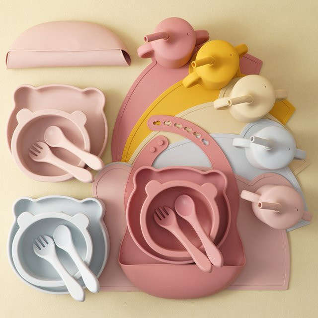 7-teiliges Silikon-Fütterset für Babys mit Lätzchen, Tischset, Sauggeschirr, Teller, Schüssel, Trinkbecher und Utensilien in Grau und Blau - Bild 1