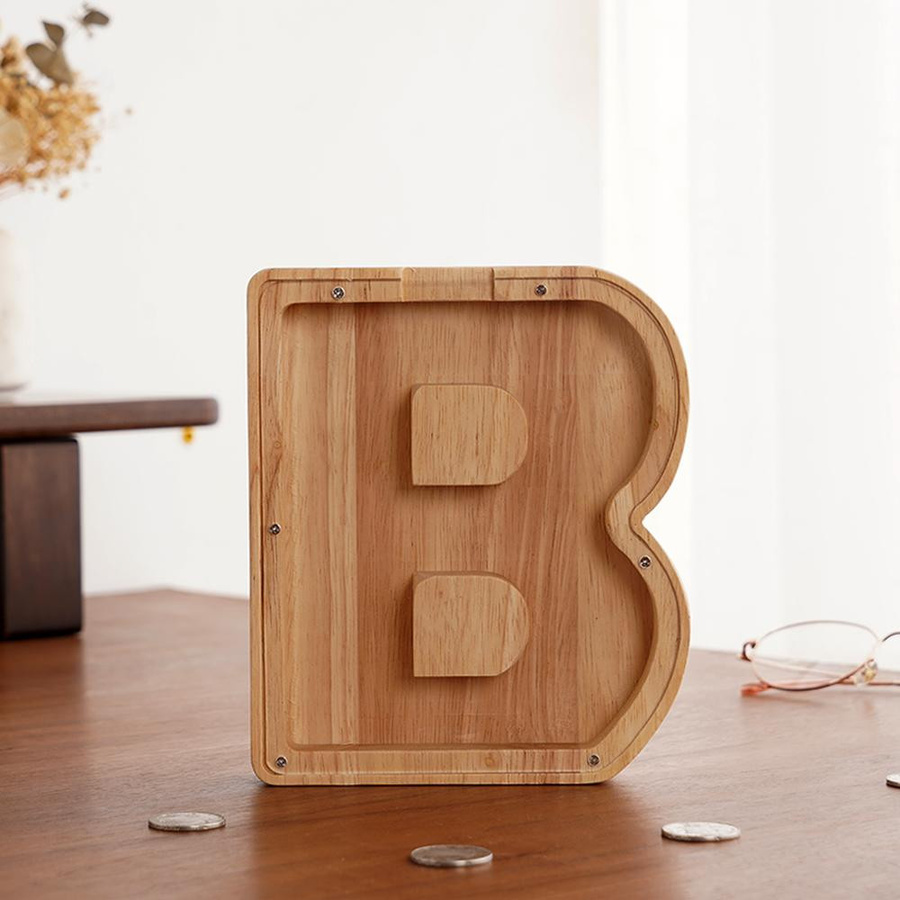 Personalisiertes Sparschwein aus Holz mit Alphabet-Buchstaben in Braun für Kinder - Bild 2