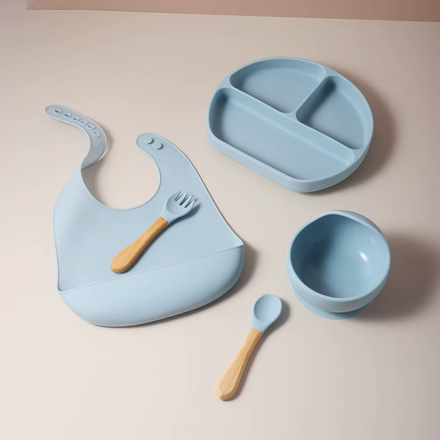 MIGITOS 5-teiliges Baby-Entwöhnungsset aus Silikon in Beige, inklusive Saugplatte, Schüssel, Löffel, Gabel und Lätzchen, spülmaschinenfest - Bild 2