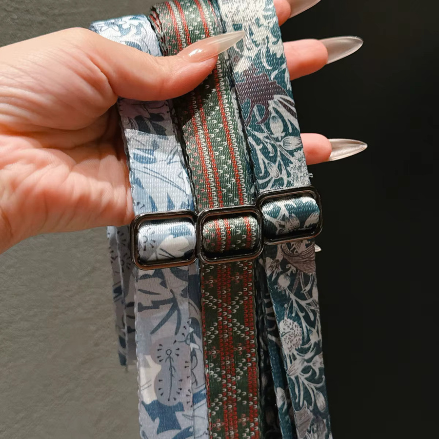 Universelles Handy Lanyard mit einstellbarer Breite als Schultergurt und diagonalem Trageriemen in Multicolour - Bild 3