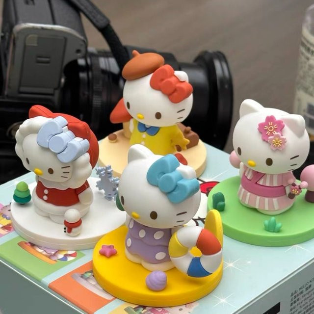 Sanrio Hello Kitty Blind Box Vier Jahreszeiten Stil Sammelfigur für Mädchen in Mehrfarbig - Bild 1