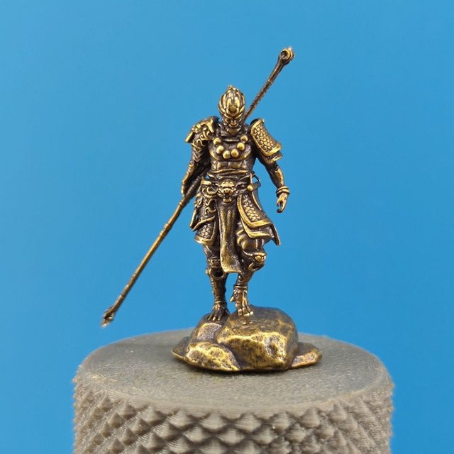 JETTING Miniatur-Figur Affen-Sonnenkönig Wu Kong mit goldenem Stab, handgefertigte Statue in Gold für Schreibtisch, Heim- und Autodekoration - Bild 1