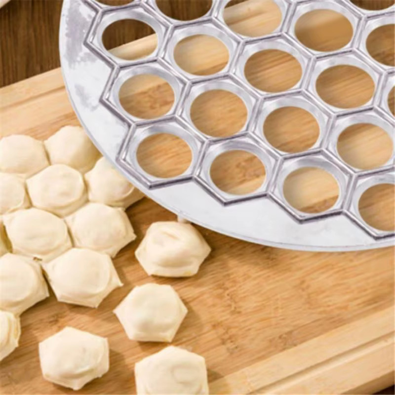 FSMHOME Teigpresse aus Metall für Knödel und Ravioli in Silber, runde Form mit 37 Löchern, Durchmesser: 25,0 cm - Bild 2