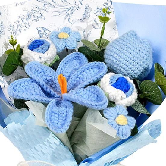 Handgefertigter Strauß aus gehäkelten künstlichen Blumen von LuxeLane in Violett mit grünen Kunstblättern als romantisches Geschenk - Bild 3