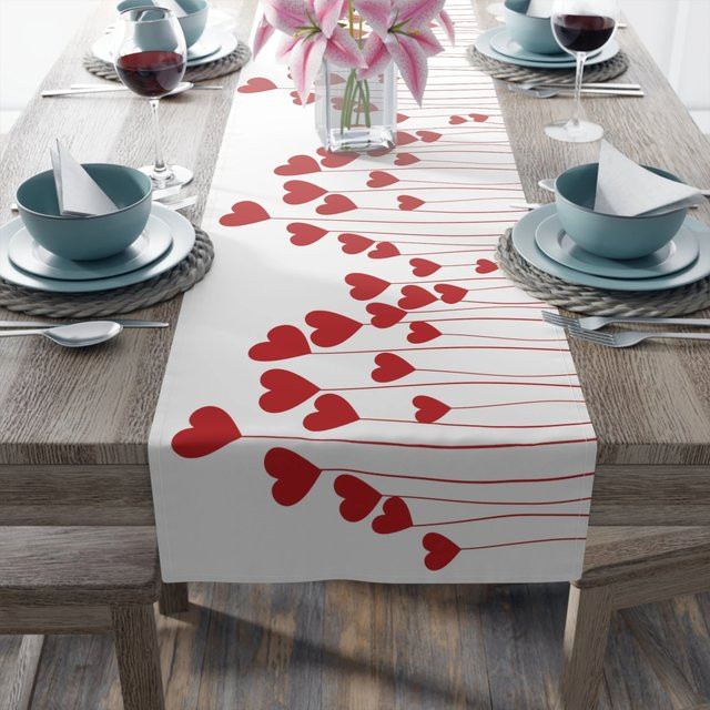 Roter Tischläufer mit Herz-Dekor aus Leinen für den Valentinstag - Bild 1