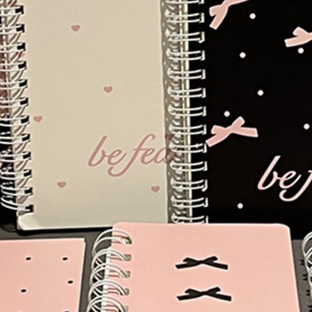 JETTING Notizbuch A5 mit rosa Schleifen Design, spiralgebundenes Softcover Tagebuch und Skizzenbuch in Pink - Bild 1