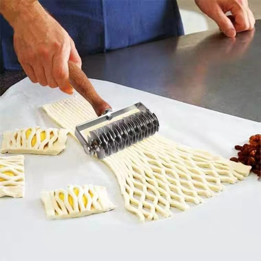 FEB.WIND Pizza-Gitterroller aus Edelstahl mit Holzgriff in Silber für Gebäck und Brot - Bild 5