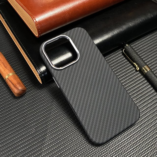 MagSafe Handyhülle mit 3D-Relief-Objektiv und Carbon-Faser-Textur für iPhone 16, 15 Pro Max, 16e, 14, 13 in Schwarz - Bild 1