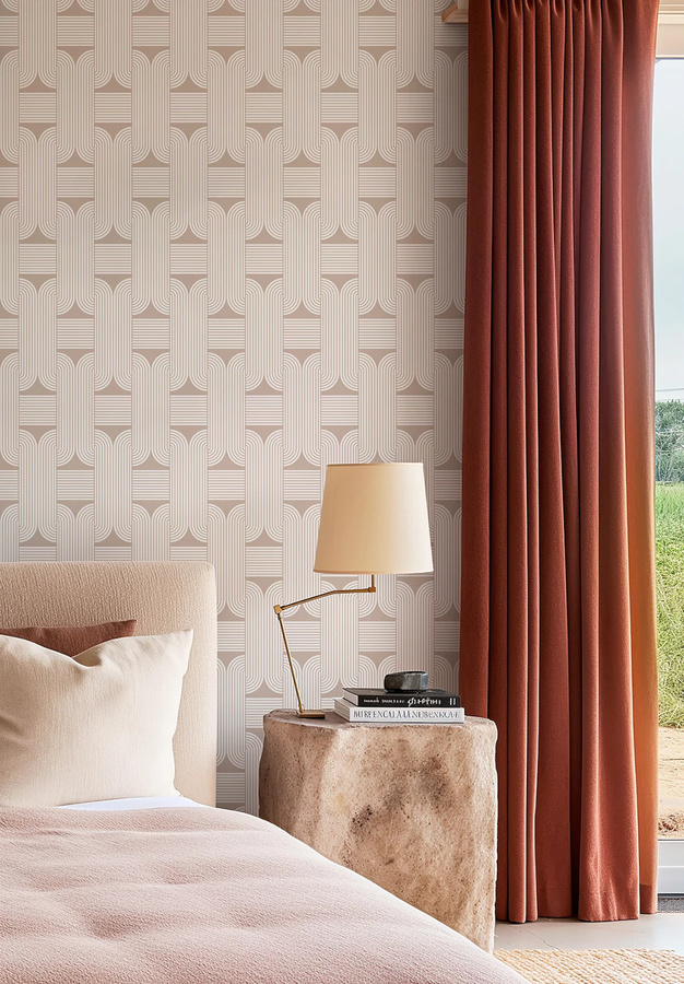 Isidore Leroy Tapete Katea in Beige und Gold mit geometrischem Art Deco Design aus Vlies - Bild 1