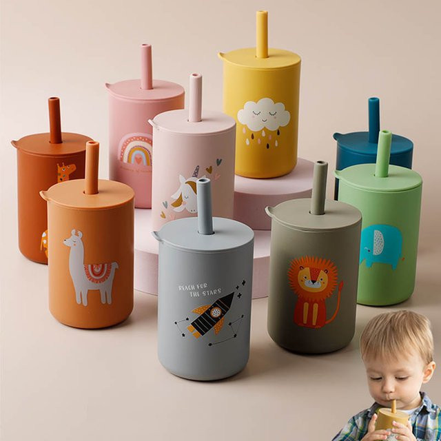 Baby-Trinklernbecher mit Strohhalm aus lebensmittelechtem Silikon in Multicolour mit Cartoon-Design - Bild 1
