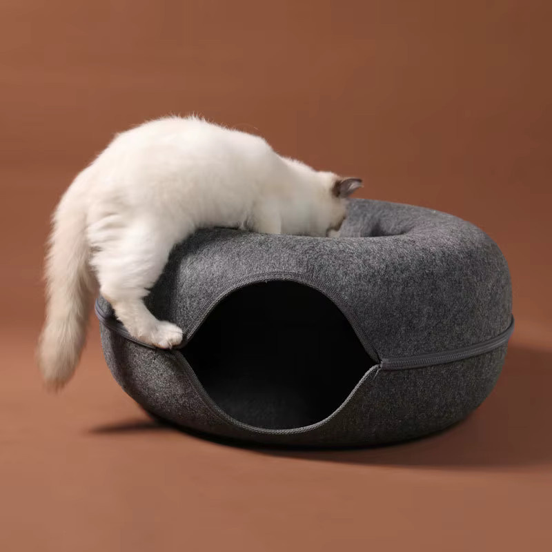 Pawstrip Donut-Katzenbett aus Filz in Grau als interaktives Katzenhaus und Spieltunnel für 2 Katzen - Bild 2