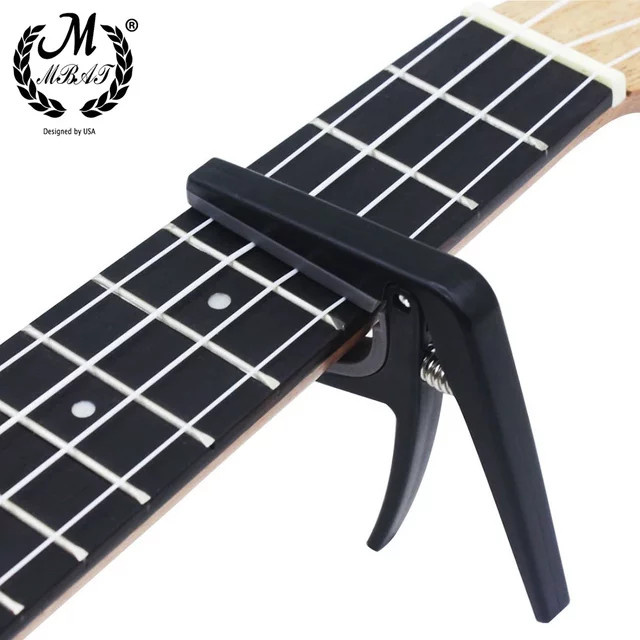 M bat Ukulele Capo in Schwarz für klassische und akustische Ukulelen sowie Hawaii-Gitarren - Bild 1