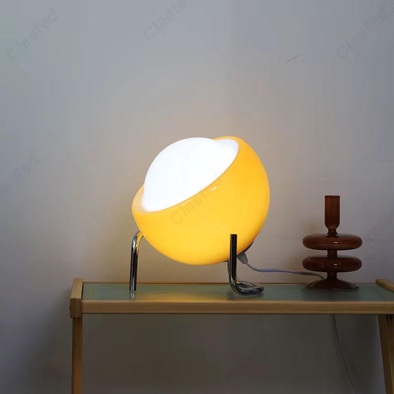 Claeted Retro LED Nachtlicht aus Glas in Orange und Gelb mit silbernem Metallgestell für Wohnzimmer, Schlafzimmer und Arbeitszimmer - Bild 3