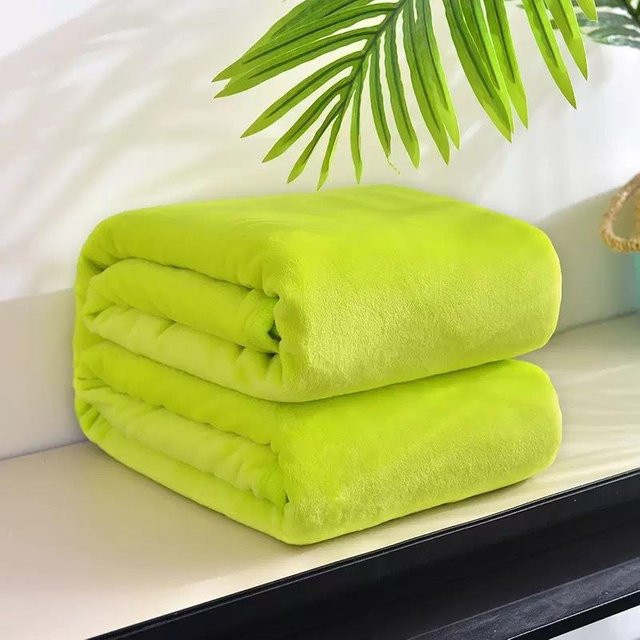 ChicFashion Flanelldecke als Tagesdecke für Bett, Sofa oder Reise, Farbe: Grün, Material: Polyester-Fleece - Bild 1