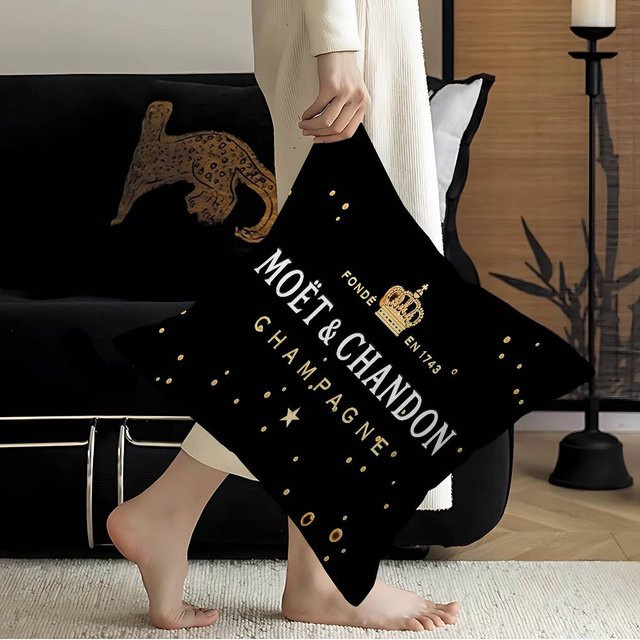 M-Moet C-Chandon Anime Kissenbezug mit Grafikdesign in Schwarz, B/H: 45 x 45 cm - Bild 1