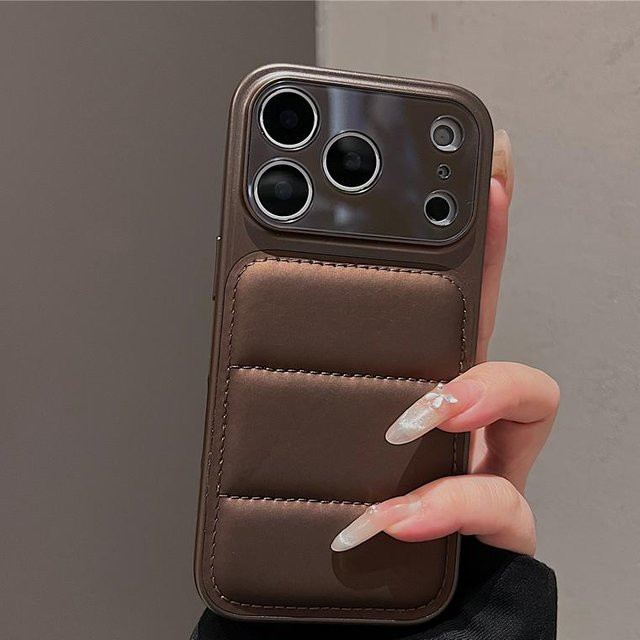 Luxus Daunenjacke Handyhülle für iPhone 13 bis 17 Pro Max, Stoßfeste 2-in-1 Armor Bumper Schutzhülle mit großer Fensterabdeckung, Braun - Bild 1