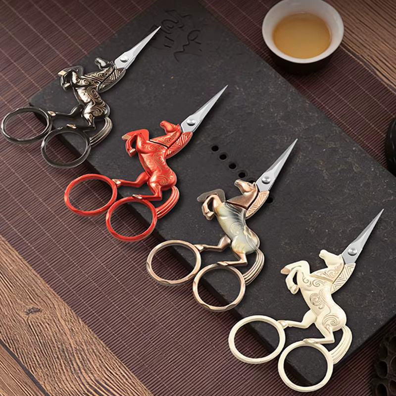 Professionelle Stickschere aus Metall in Rot für Kreuzstich und Tee-Kunst mit Retro-Einhorn-Motiv - Bild 3