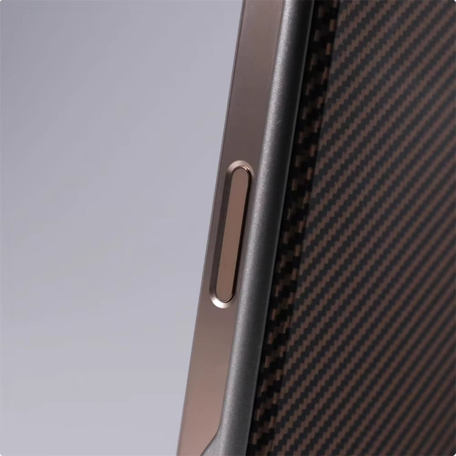 CHAOYIDIAN Slim Hülle mit Carbonfaser-Muster für iPhone 16 Pro Max 15 14 Plus 13 12 mit Objektivschutz und kabellosem Laden in Schwarz und Braun - Bild 4