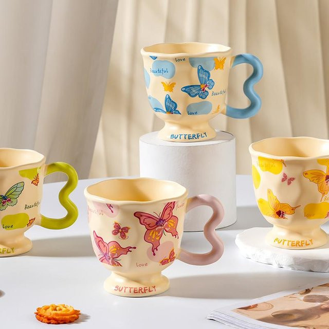 Ins Style Keramiktasse mit Schmetterlings-Design und Riemen, floraler Blumenbecher, Multicolour, 380 ml - Bild 1