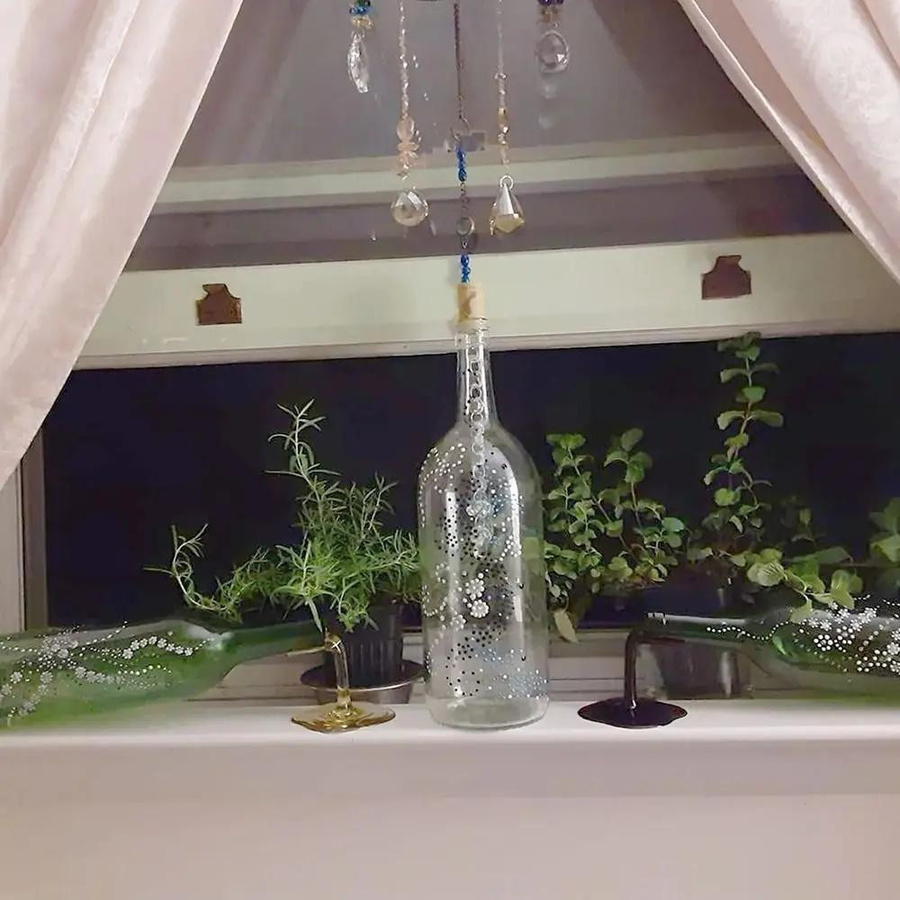 Kreativer Weinflaschenhalter in Form einer umgekippten Flasche von Vinde Home, Farbe Schwarz, aus ABS-Kunststoff - Bild 1