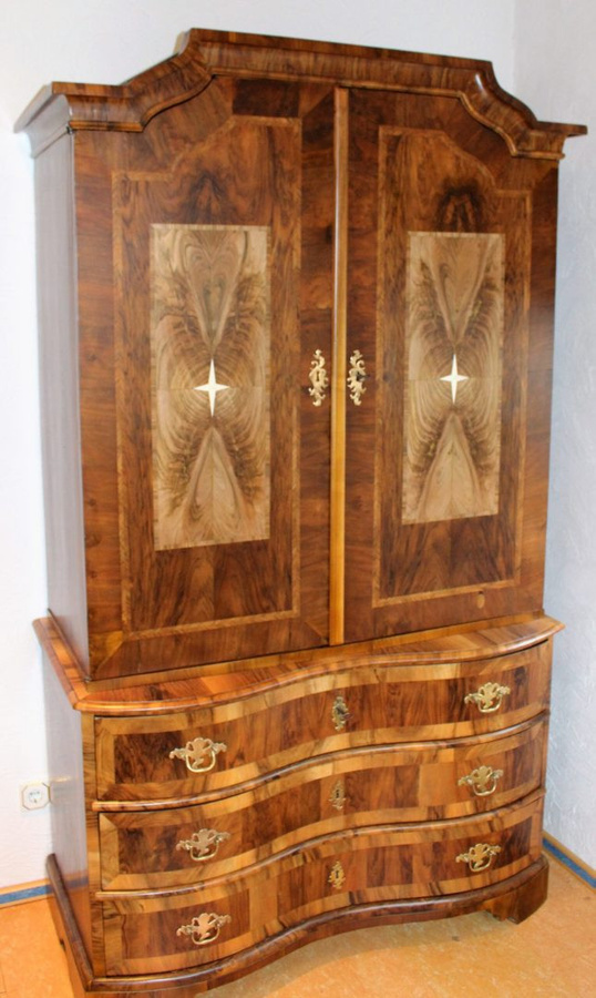 Barock Aufsatzkommode Antikhof Brück aus Nussbaum mit Elfenbein-Einlegearbeiten in Braun und Weiß, B/T/H: 124 x 65 x 212 cm - Bild 1