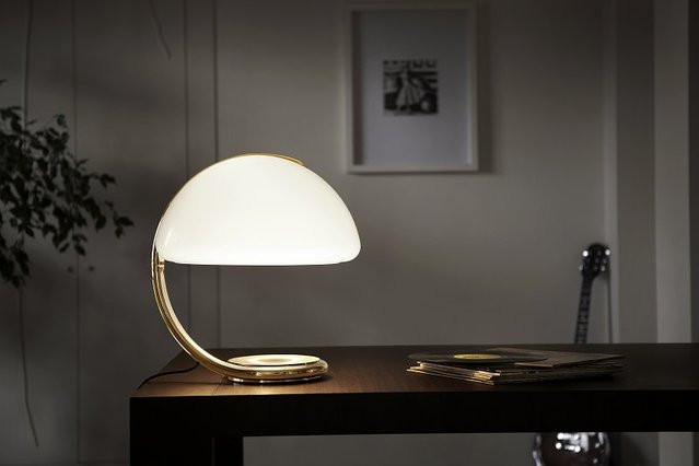 Martinelli Luce Serpente LED Tischleuchte in Gold/Messing und Weiß mit Glas und verstellbarem Design - Bild 1