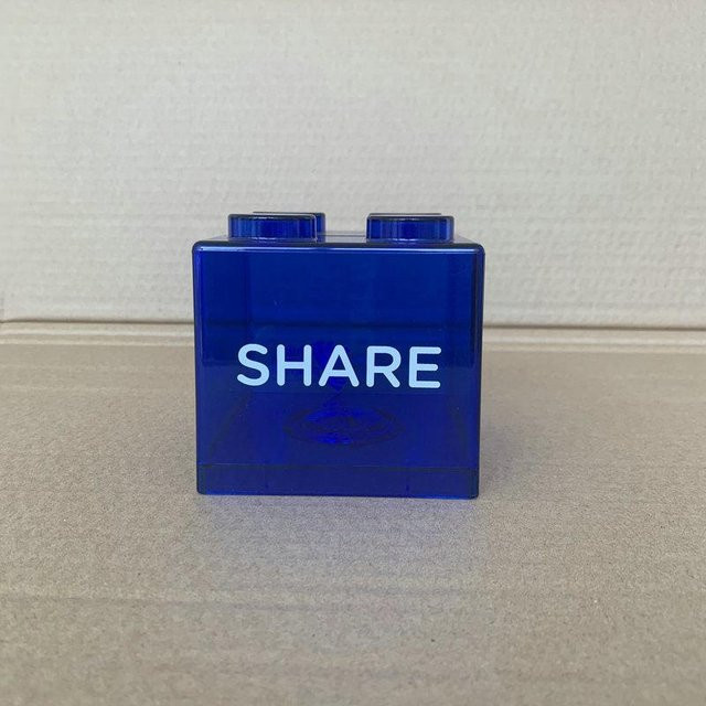 Transparente Baustein-Spardose aus Kunststoff in Blau als Münzaufbewahrung und Spielzeug - Bild 1