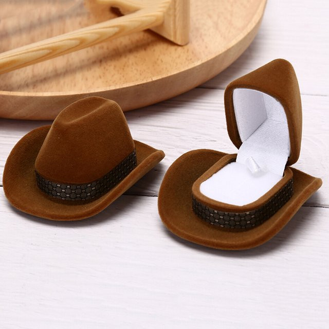 Kreative Schmuckschatulle in Cowboy Hut Form aus Samt in Braun für Ringe und Schmuckdisplay - Bild 1