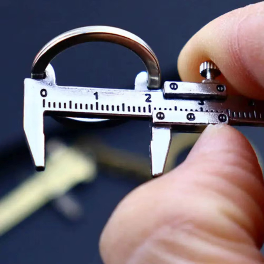Tragbarer Mini-Messschieber als Schlüsselanhänger aus Metall in Silber - Bild 3